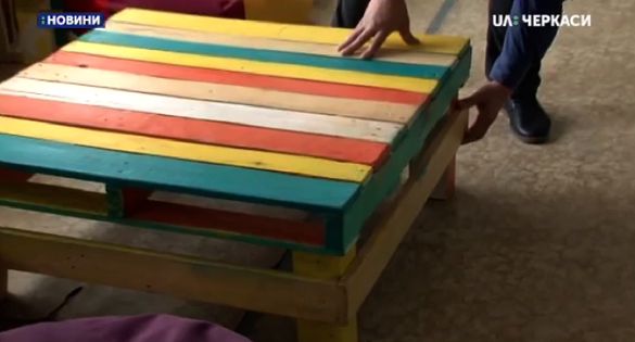 У Золотоноші учні виготовляють незвичні меблі для школи (ВІДЕО)