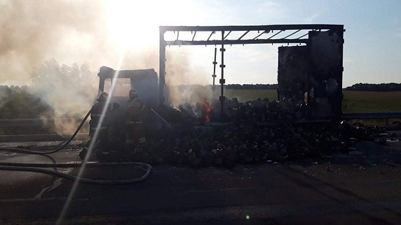 На Черкащині під час руху вщент згоріла вантажівка (ФОТО)
