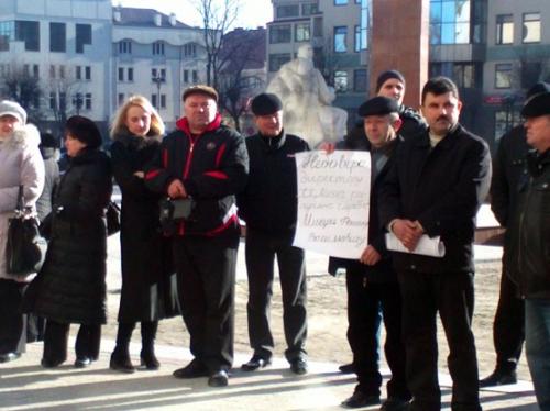 На Маньківщині працівники заводу заблокували директора та вимагають зарплатні