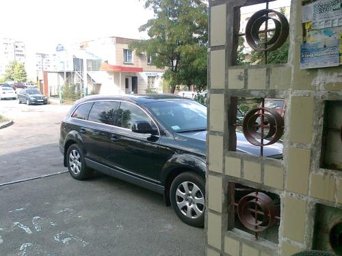 Черкаські активісти спустили шини авто за неправильну парковку