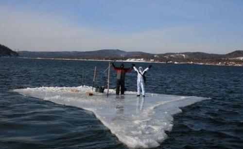 Рибалки відплили на льоду аж на 2 км від берега (ВІДЕО)