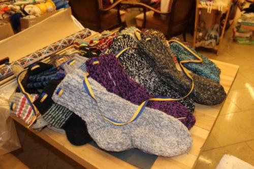 Черкащанки плетуть для бійців по 40 пар шкарпеток на тиждень