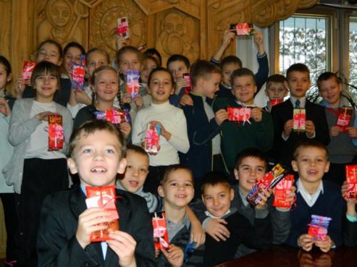 Черкаські діти готують для бійців солодкі валентинки