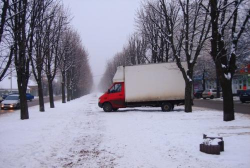 У Черкасах вантажівка припаркувалася на алеї (ФОТО)