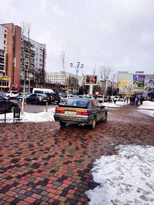 У Черкасах водій припаркувався прямо на центральній площі (ФОТО)