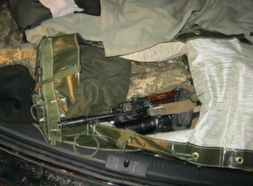 Черкаські міліціонери затримали автомобіль зі зброєю (ФОТО)