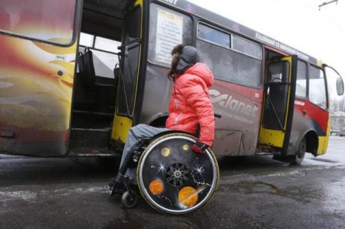 Черкащани, які пересуваються в інвалідних візках, просять пустити містом низькі автобуси
