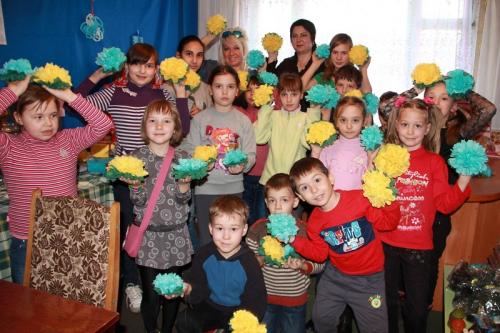 Черкаські діти створили прапор України із синьо-жовтих квітів