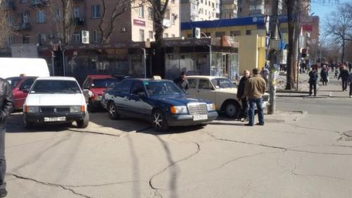 Черкаські таксисти у центрі облаштували собі парковку