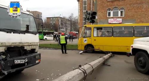 У Черкасах водій вантажівки врізався у стовп (ВІДЕО)