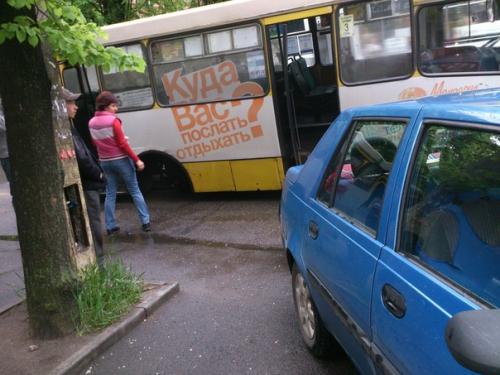 У черкаської маршрутки відвалилося колесо прямо на дорозі (ФОТО)