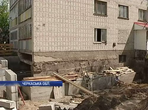 Дім на Черкащині обвалюється через будівництво магазину (ВІДЕО)