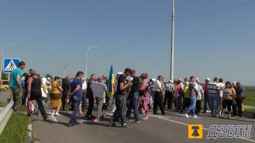 Через корупцію на Черкащині жителі знову перекривали дорогу (ФОТО)
