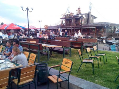 Черкаський ресторан оштрафували на 1000 гривень за столики на газонах