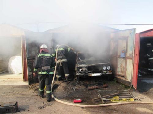 Пожежники тричі рятували гаражі від пожежи (ВІДЕО)