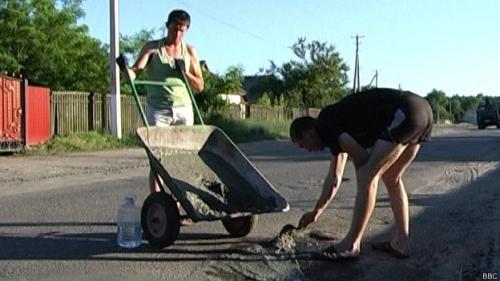 На Черкащині селяни самі ремонтували дорогу (ФОТО)