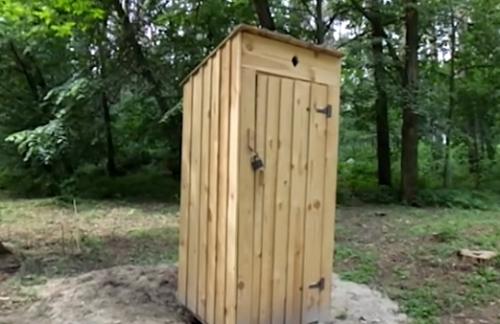 Черкаські туалети - вигрібна яма та дерев'яна кабінка (ФОТО)