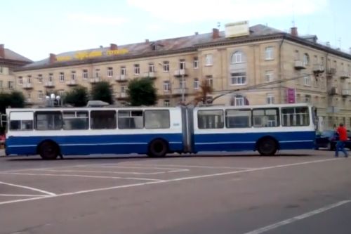 Через пожежу в театрі тролейбусники показали майстер-клас із розвороту