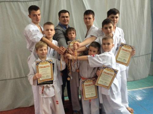 Донецький переселенець навчає золотоніських дітей карате