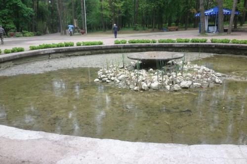 У Ювілейному парку реконструюють фонтан (ФОТО)