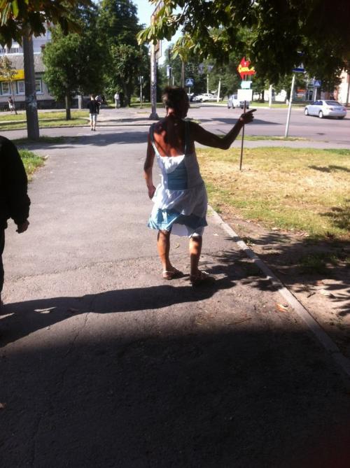 Черкасами гуляє чоловік у жіночій сукні (ФОТО)