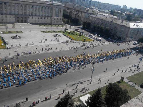 У Черкасах утворили найдовший прапор України (ВІДЕО)