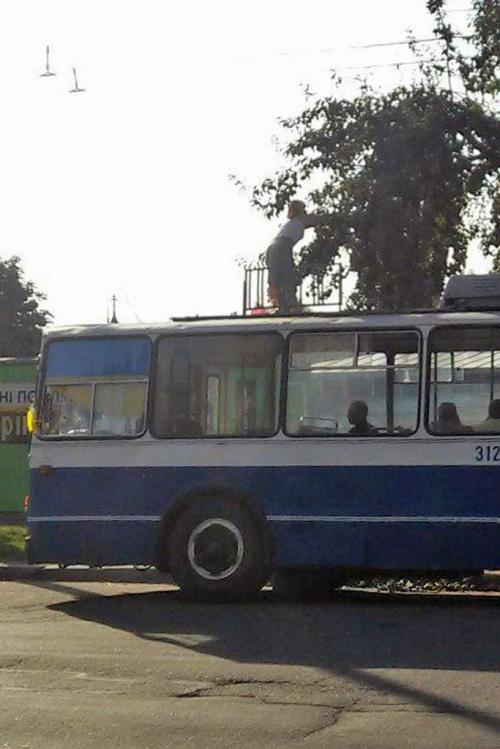 У Черкасах водії тролейбусів власноруч розчищають собі дорогу (ФОТО)