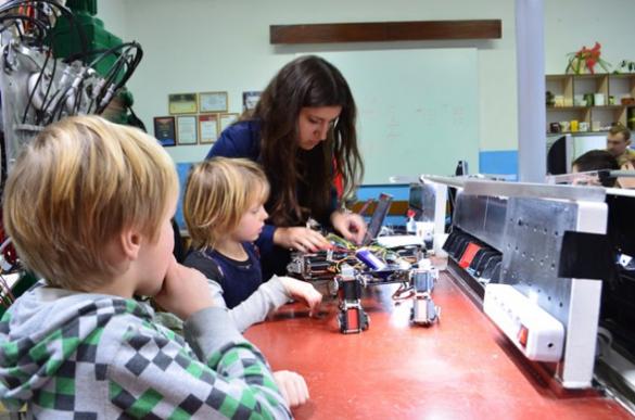 У Черкасах дітей та дорослих навчатимуть конструювати роботів