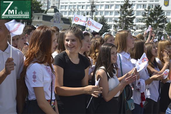 Черкаські школярі запалювали на Соборній площі (ФОТО, ВІДЕО)