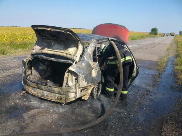 На Черкащині посеред дороги мало не вибухнуло авто (ФОТО)