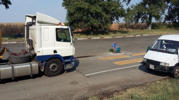 На Черкащині водії вантажівок тікають від важення полями (ФОТО)