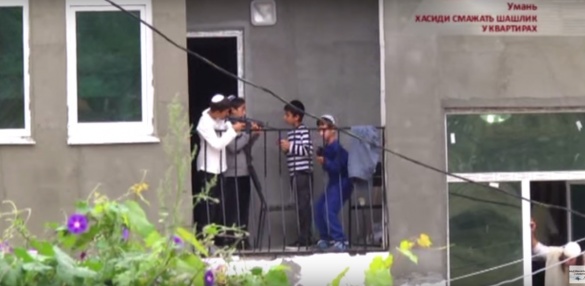 На Черкащині п'яні хасиди напали на сім'ю, у якої орендували житло (ВІДЕО)