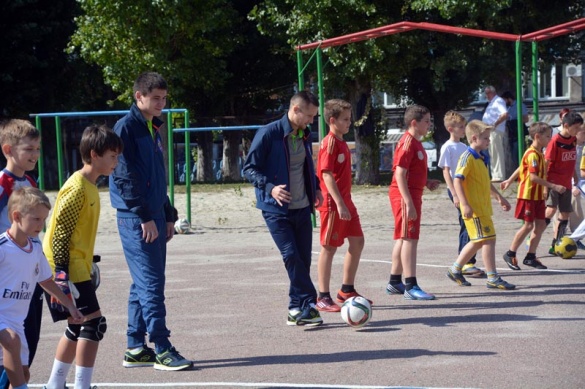 Черкаські футболісти у дворі навчили грати майбутніх Мессі та Роналду (ВІДЕО)