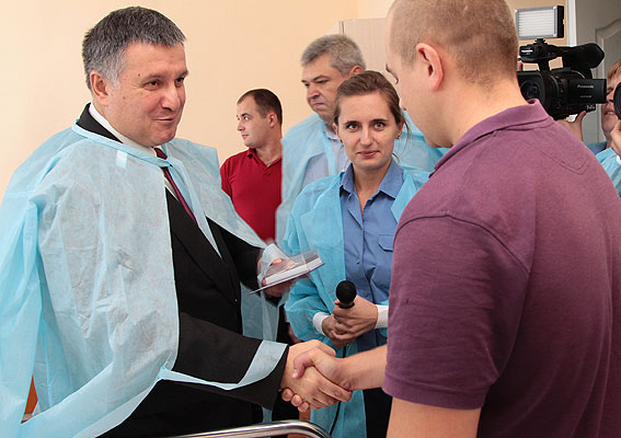 Поранених черкаських правоохоронців навідав Арсен Аваков (ФОТО, ВІДЕО)