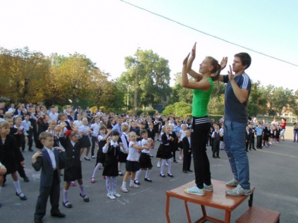 У черкаській школі діти перед уроками роблять гімнастику