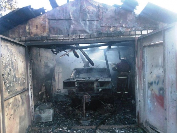У Каневі разом з гаражем повністю згоріла і машина