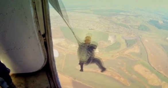 Черкащина як на долоні: черкаський фотограф зафільмував стрибок з парашутом (ВІДЕО)
