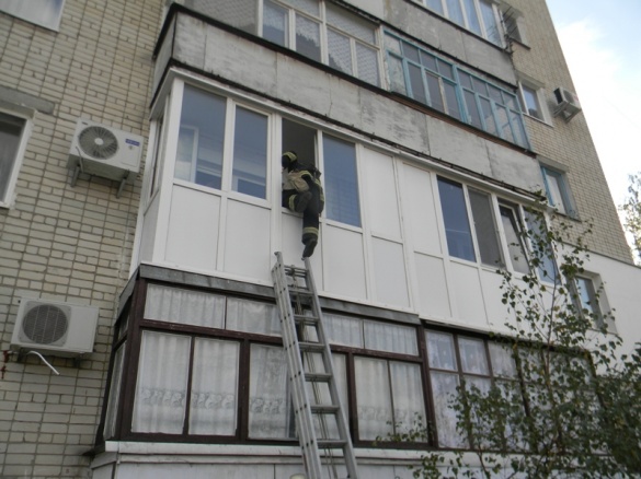 Смілянку на балконі закрила 2-річна дитина