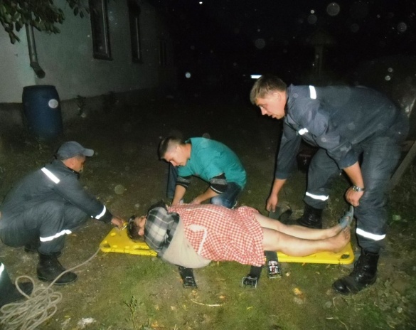 На Черкащині рятувальники діставали жінку з чотириметрового погреба
