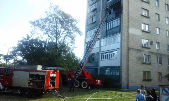На Черкащині горіла квартира: рятувальники евакуювали людей (ФОТО, ВІДЕО)