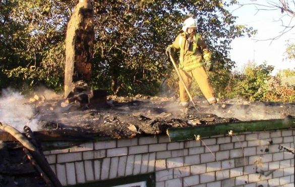 На Черкащині вогонь знищив дах житлового будинку (ВІДЕО)