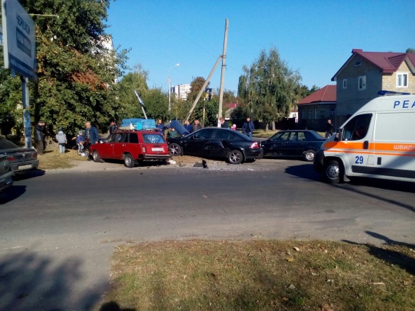 ДТП у Черкасах: зіткнулися одразу три авто, є постраждала (ФОТО)