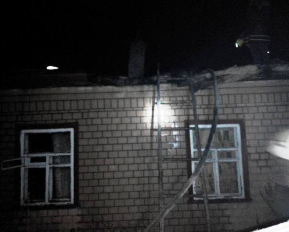 На Черкащині рятувальники витягли літню жінку з палаючого будинку