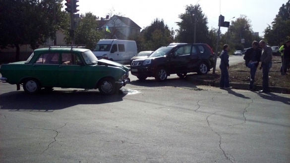 ДТП у Черкасах: водій поїхав на червоний сигнал світлофору (фотофакт)