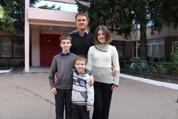 Батько-одинак: на Черкащині чоловік виховує трьох дітей