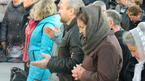 У центрі Черкас люди молилися за чесні вибори