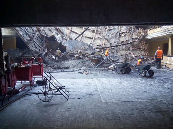 У Черкаському драмтеатрі на робітника впала частина плити