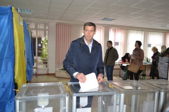 Черкаський губернатор вже проголосував (ФОТО)