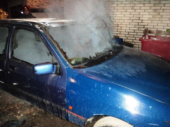 На Черкащині в одному з дворів загорівся автомобіль