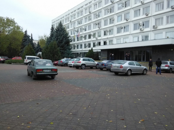 Під стінами Черкаської міськради утворилася парковка (фотофакт)